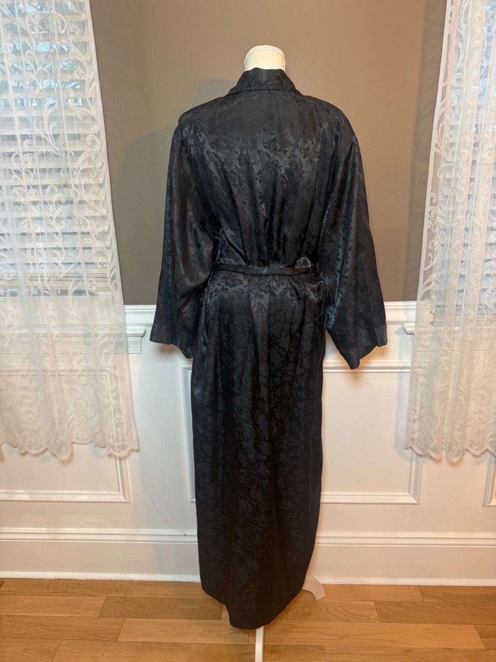 Vintage Victoria’s Secret Gold Label Satin Robe Black Floral M/L - Picture 3 of 11